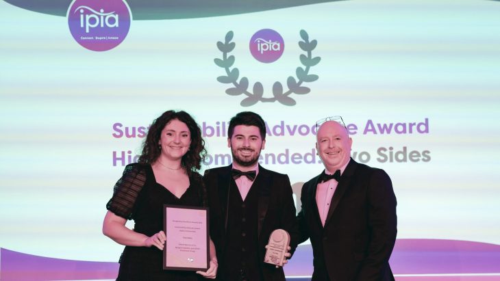 Two Sides recibe Mención de Honor como “Defensor de la Sostenibilidad 2025” en el Premio de Excelencia de la IPIA | Sustainable Paper Packaging & Print | TwoSide